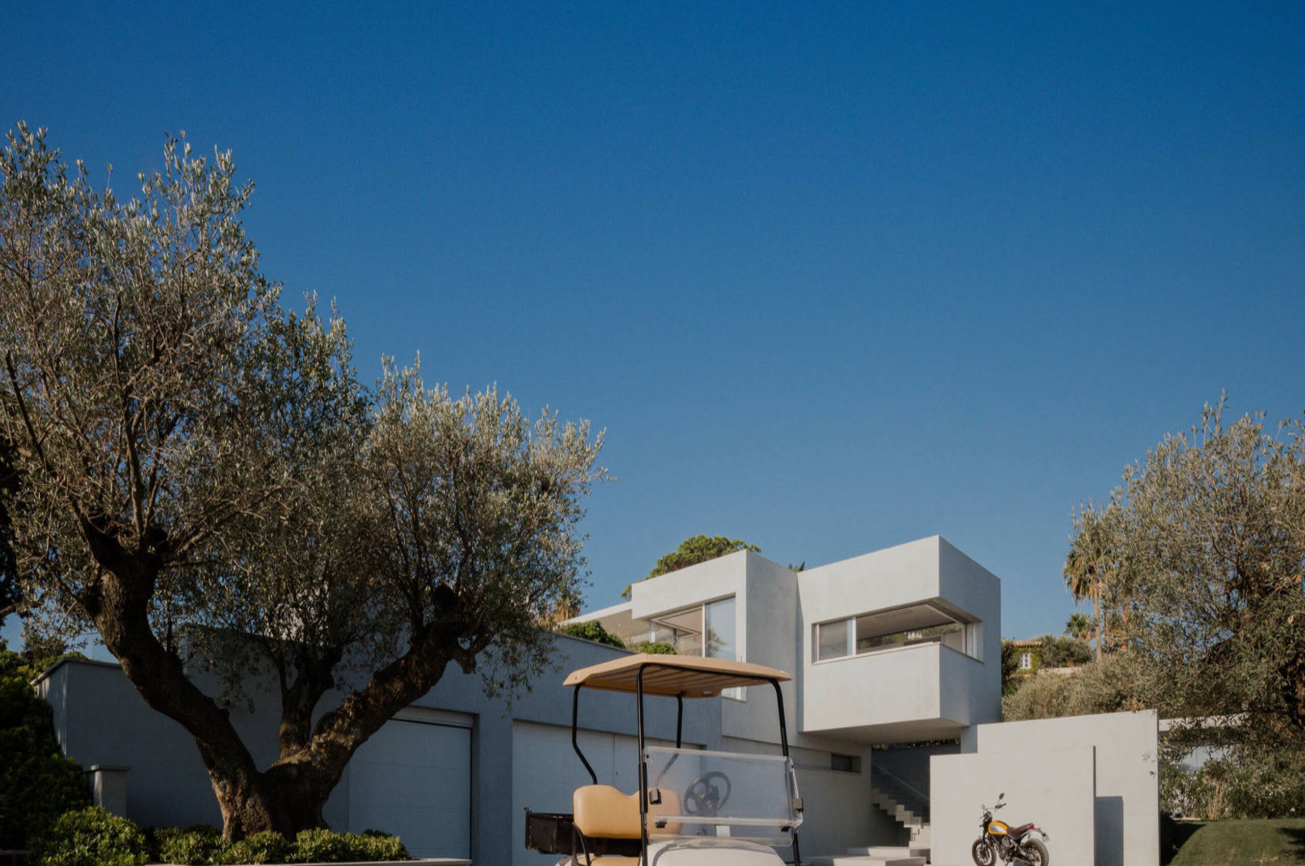 villa-caroline-exterior-luxury-rental-paradise-retreat-frenchriviera-sttropez