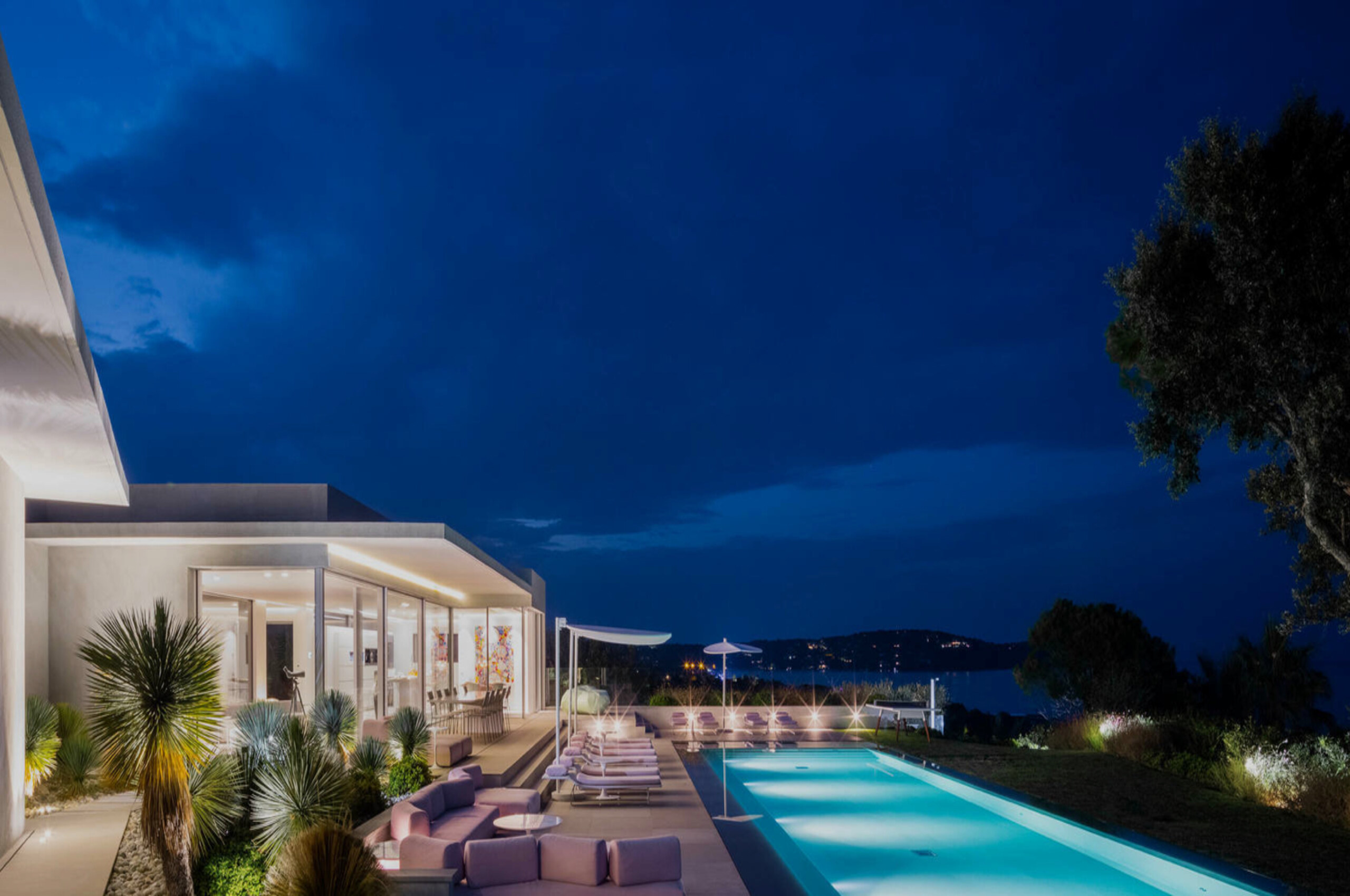 villa-caroline-exterior-night-modern-luxury-paradise-retreat-seaview-sttropez