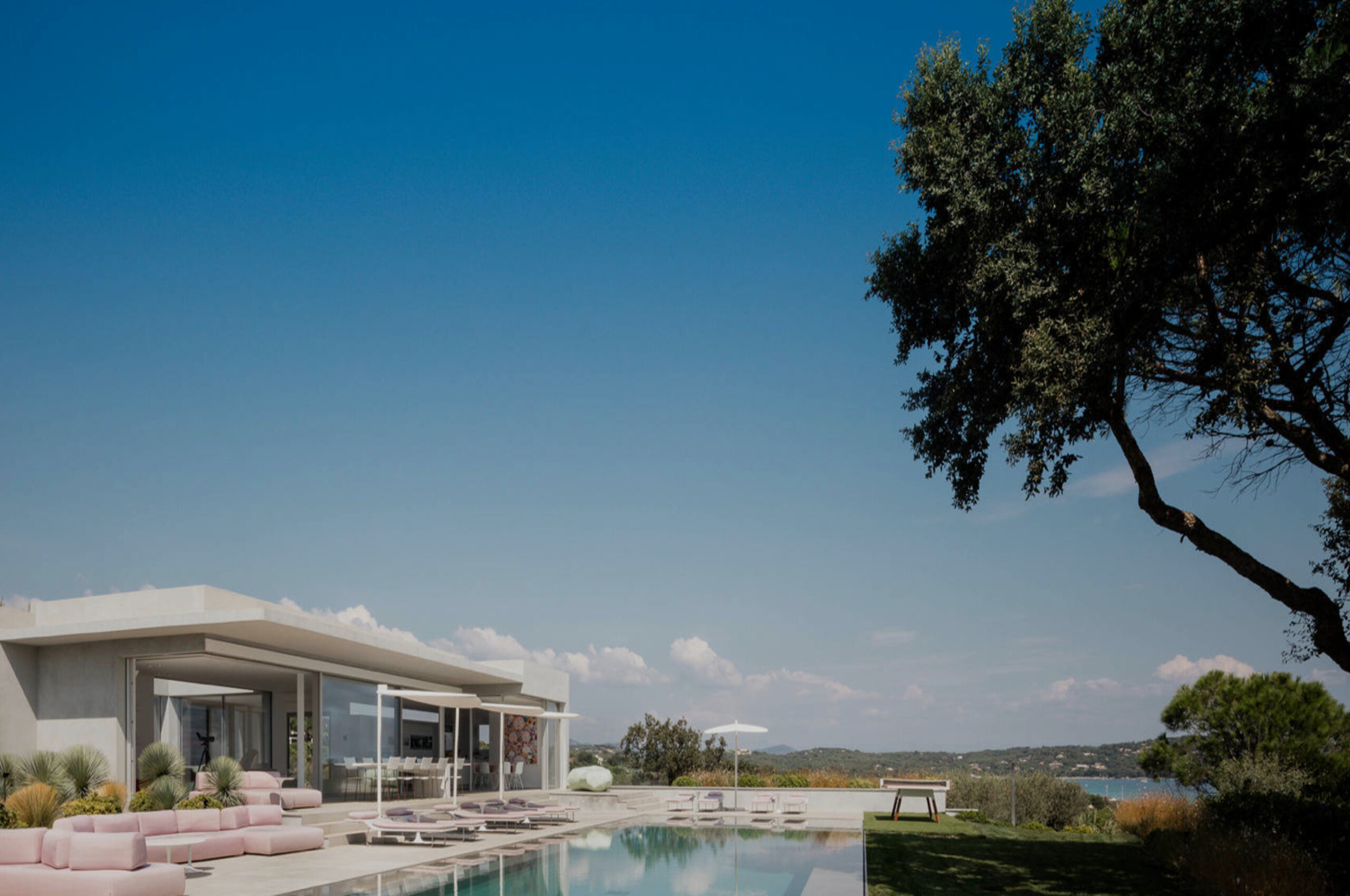 villa-caroline-exterior-pool-seaview-modern-architecture-luxury-paradise-retreat-sttropez