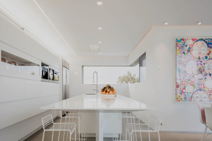 villa-caroline-kitchen-diningtable-artwork-modern-bright-luxury-interior-sttropez