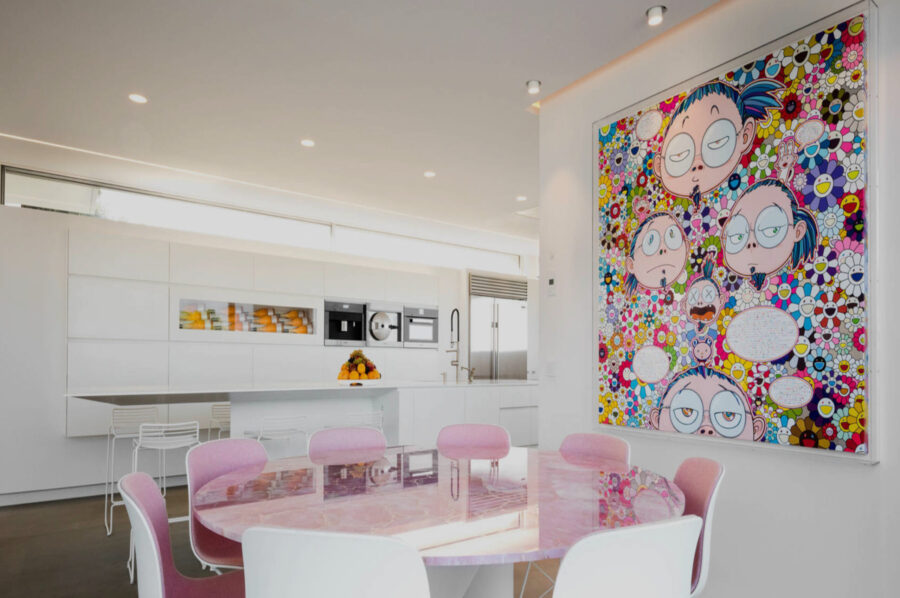 villa-caroline-kitchen-diningtable-artwork-modern-luxury-interior-sttropez
