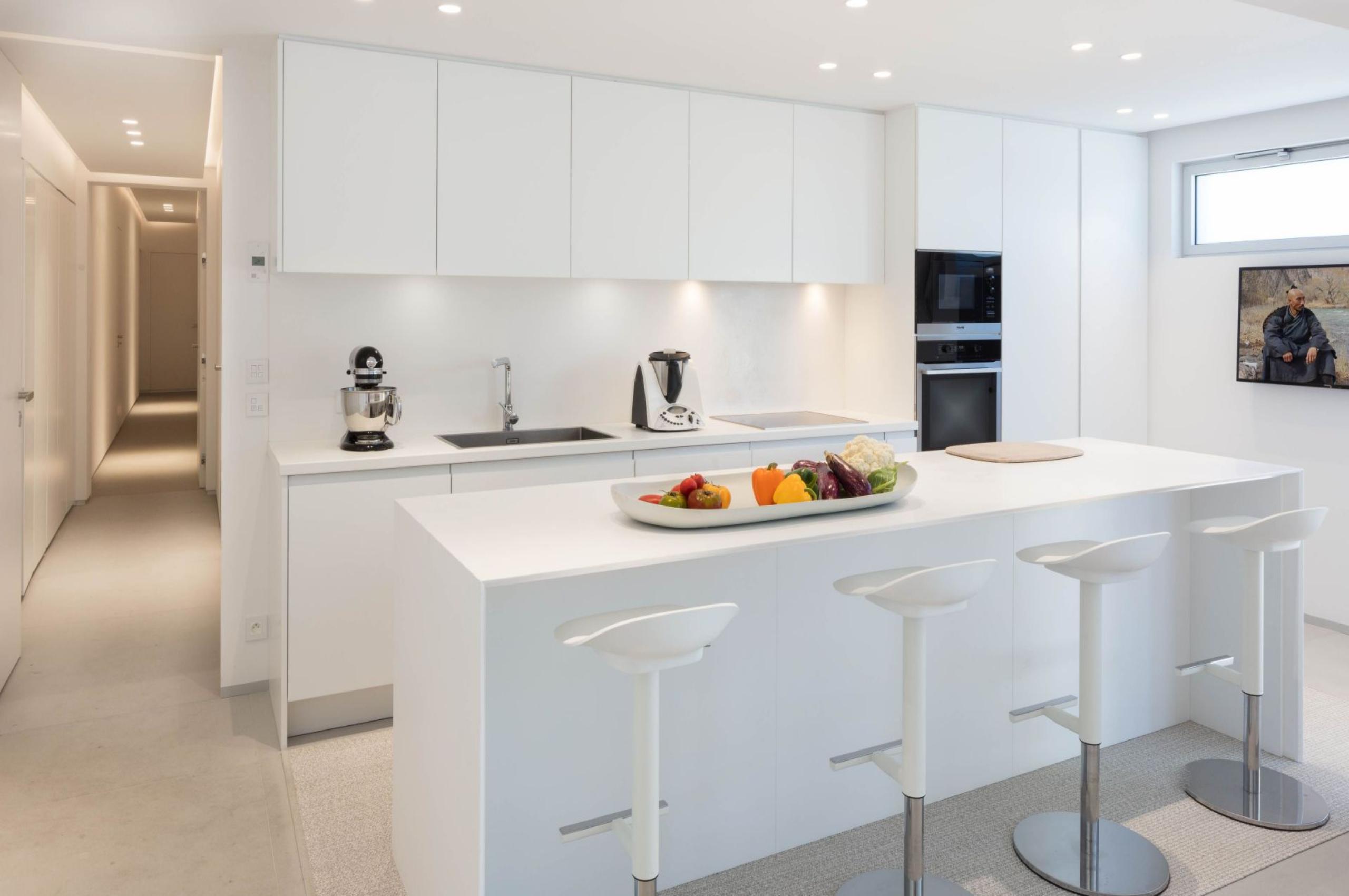 villa-caroline-kitchen-sleek-modern-design-luxury-ramatuelle