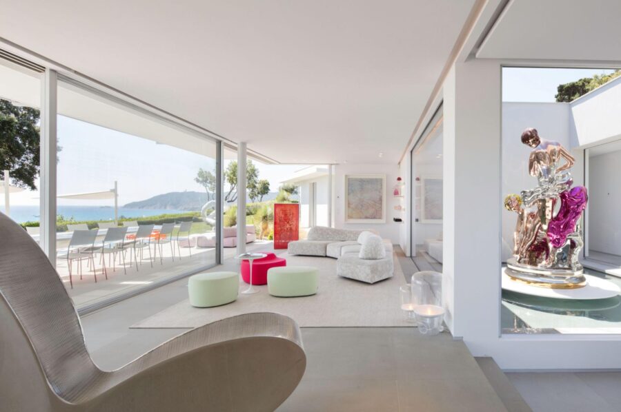villa-caroline-living-room-openplan-sea-view-modern-luxury-interior-design-sculpture-artwork-ramatuelle