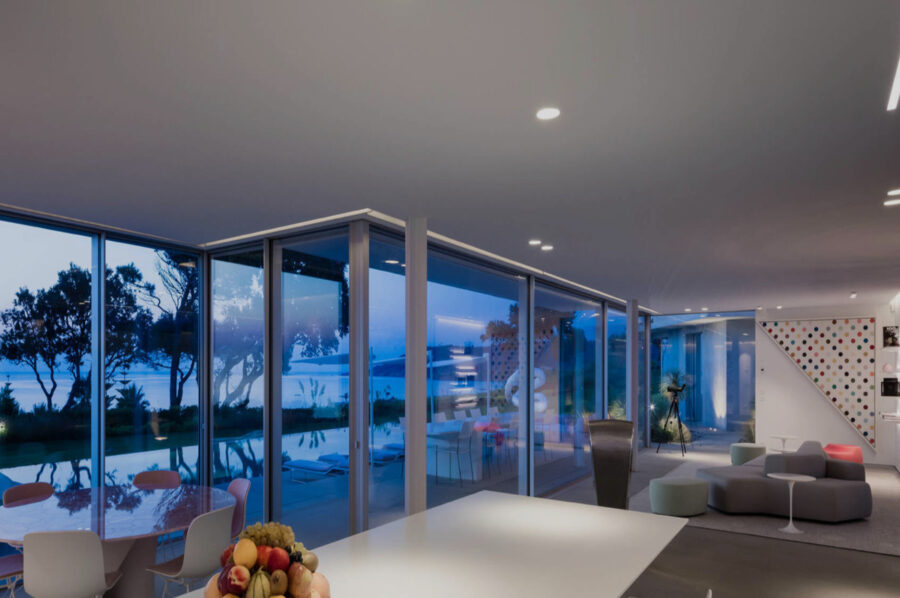 villa-caroline-livingarea-openplan-seaview-modern-luxury-design-sttropez