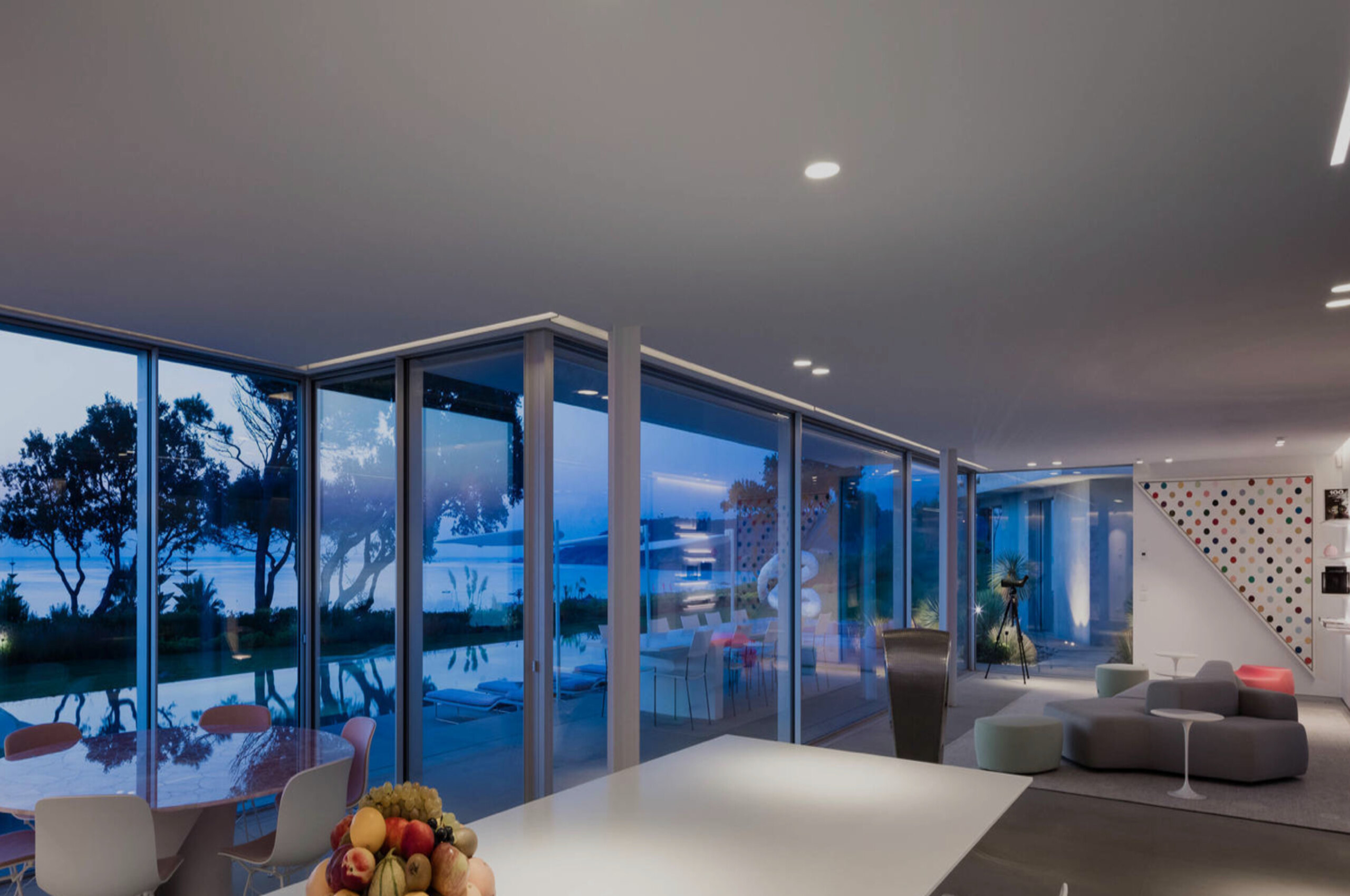 villa-caroline-livingarea-openplan-seaview-modern-luxury-design-sttropez