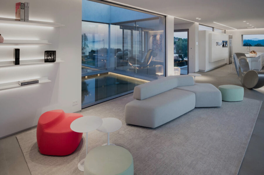 villa-caroline-livingroom-openplan-elegant-modern-interior-luxury-rental-retreat-sttropez