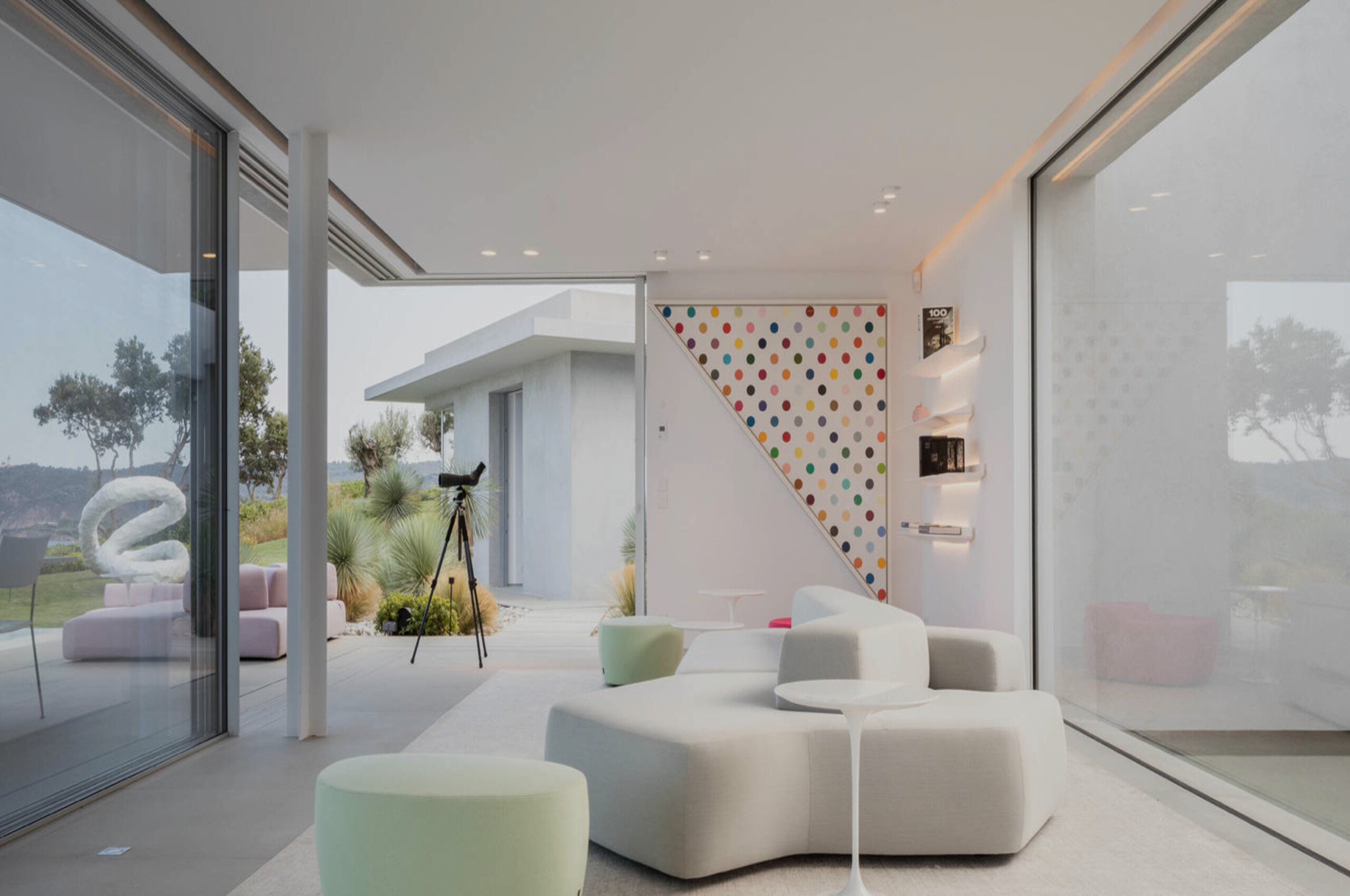 villa-caroline-lounge-openplan-bright-modern-bespoke-interiors-luxury-rental-sttropez