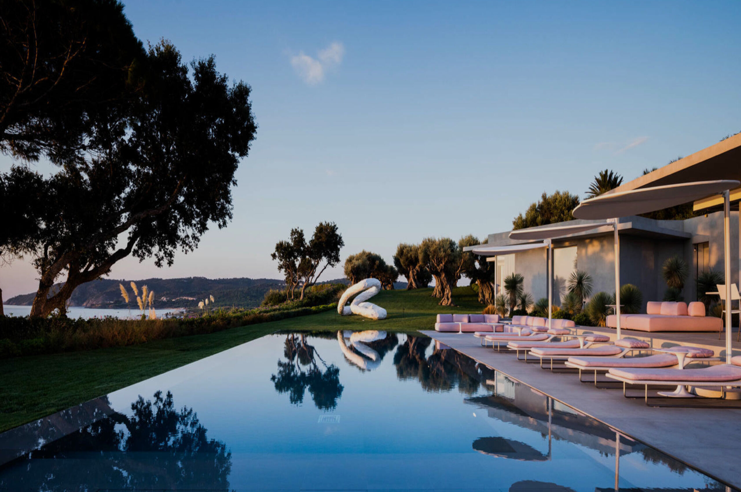 villa-caroline-mainpage-poolside-seaview-luxury-paradise-rental-retreat-sttropez