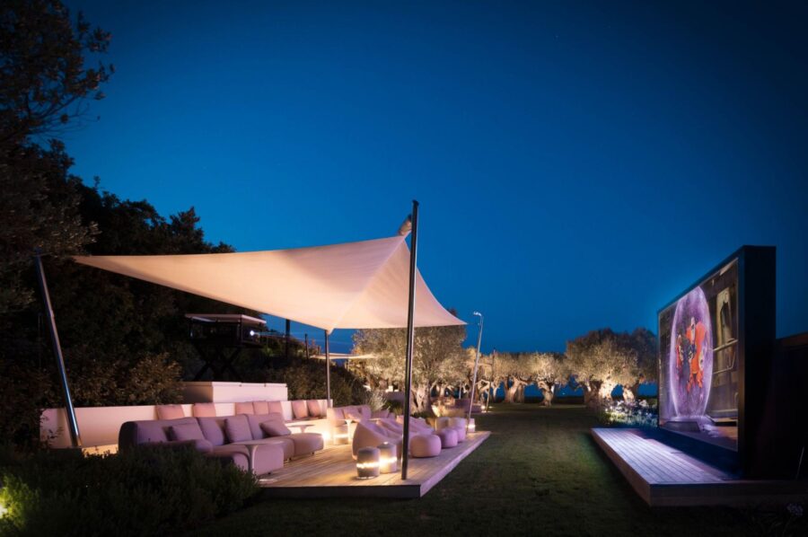 villa-caroline-outdoor-cinema-spacious-garden-movie-night-luxury-ramatuelle
