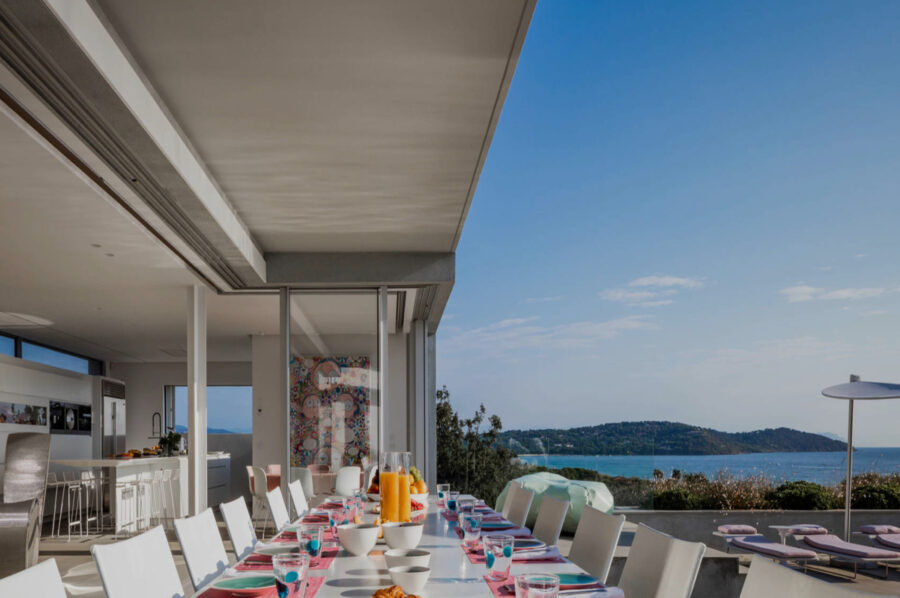 villa-caroline-outdoordining-seaview-openplan-poolside-modern-luxury-design-sttropez