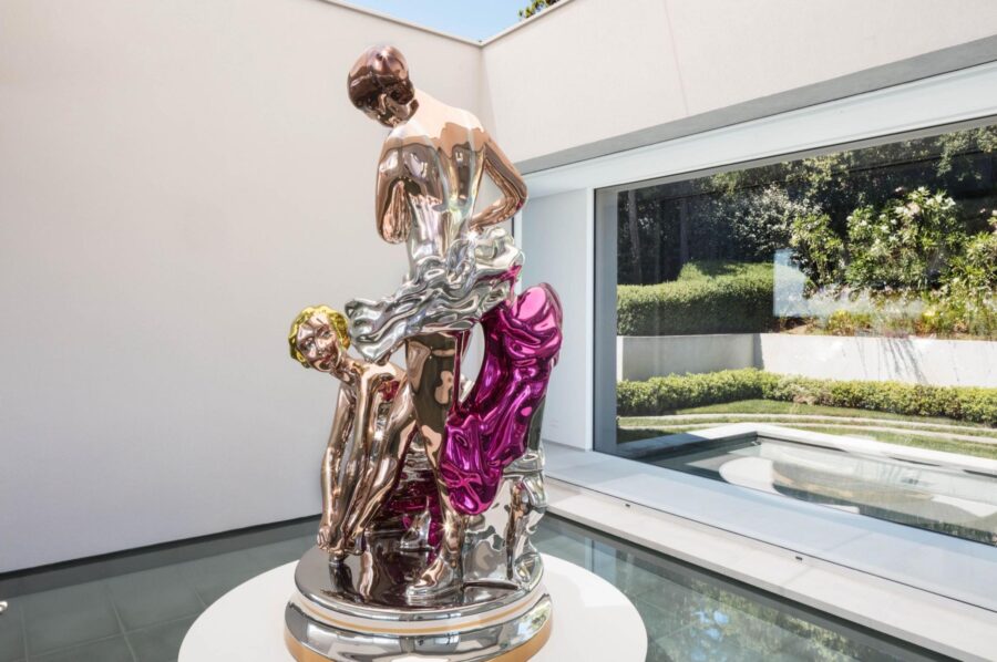 villa-caroline-sculpture-artwork-luxury-modern-rental-retreat-ramatuelle