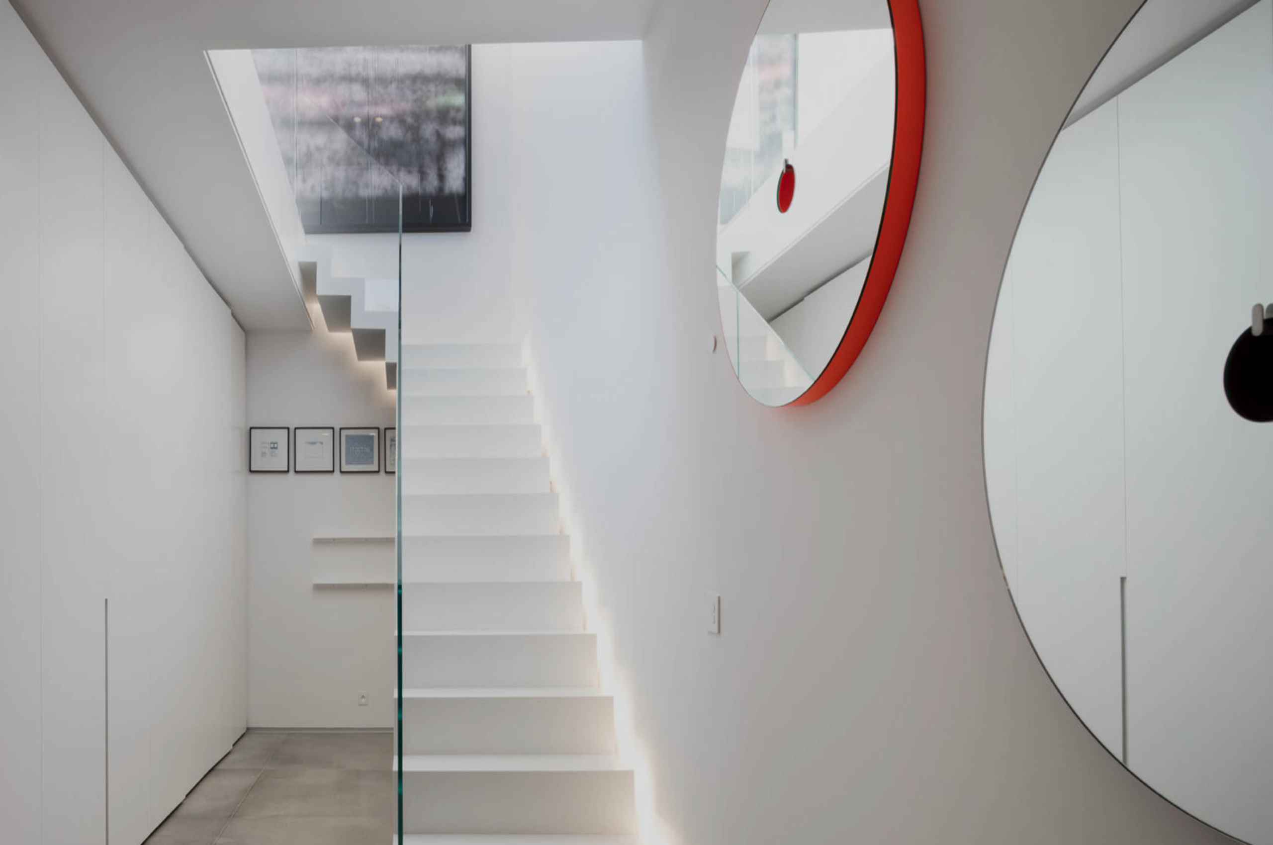 villa-caroline-staircase-bright-modern-luxury-interiordesign-sttropez