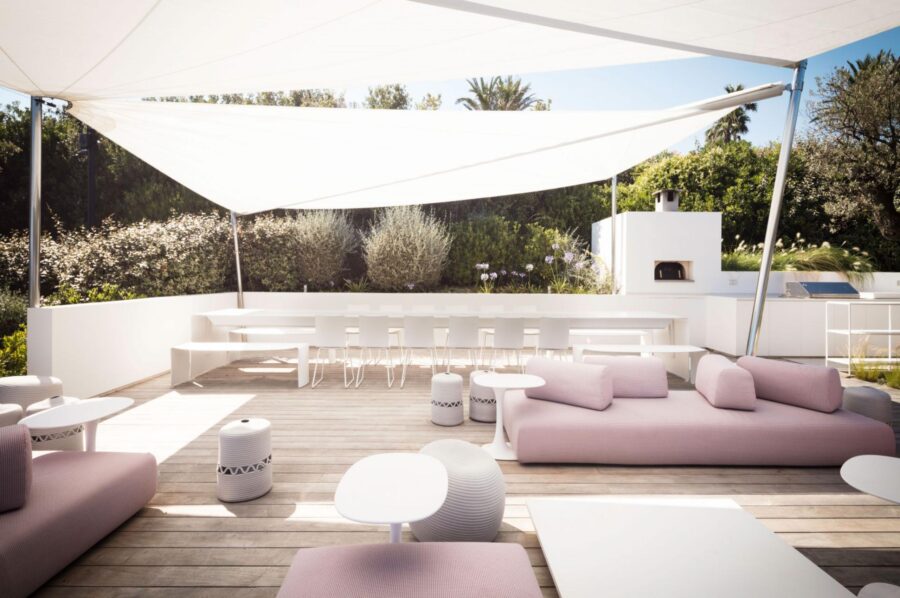 villa-caroline-terrace-alfresco-seating-pizza-oven-luxury-garden-ramatuelle