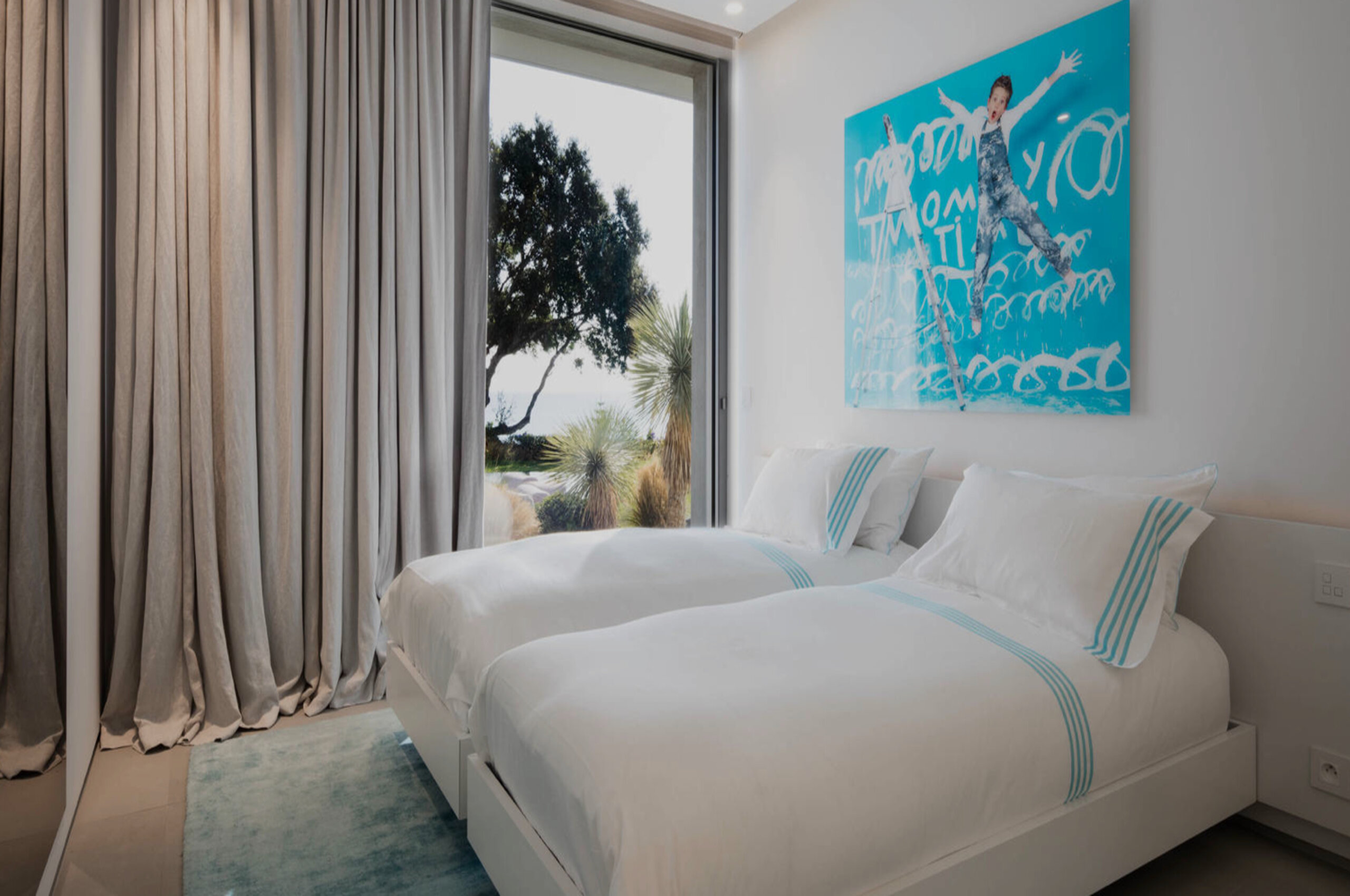 villa-caroline-twinroom-luxury-modern-interior-seaview-sttropez