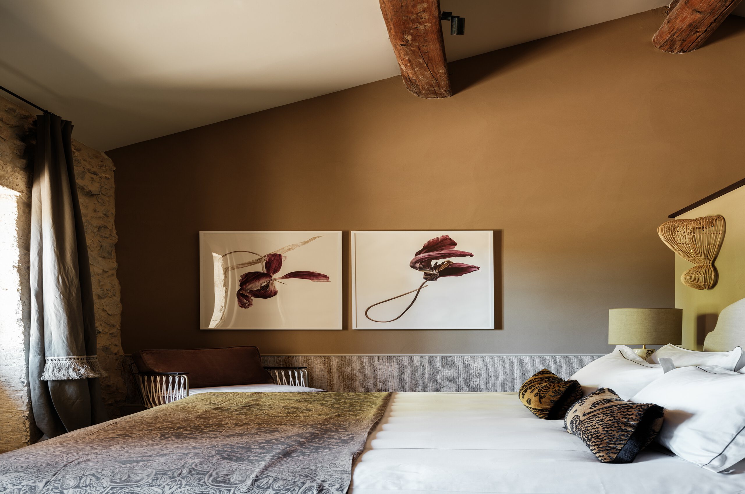 villa-cas-bedroom-artwork-elegant-stylish-charming-chic-interiordesign-luxury-provence