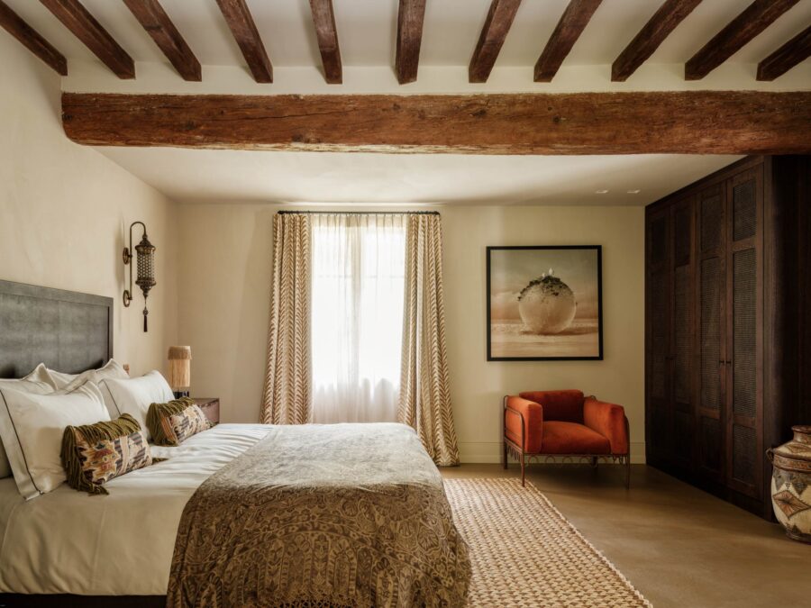 villa-cas-bedroom-stylish-elegant-serene-interiordesign-timeless-provencal-style-luxury-rental-provence