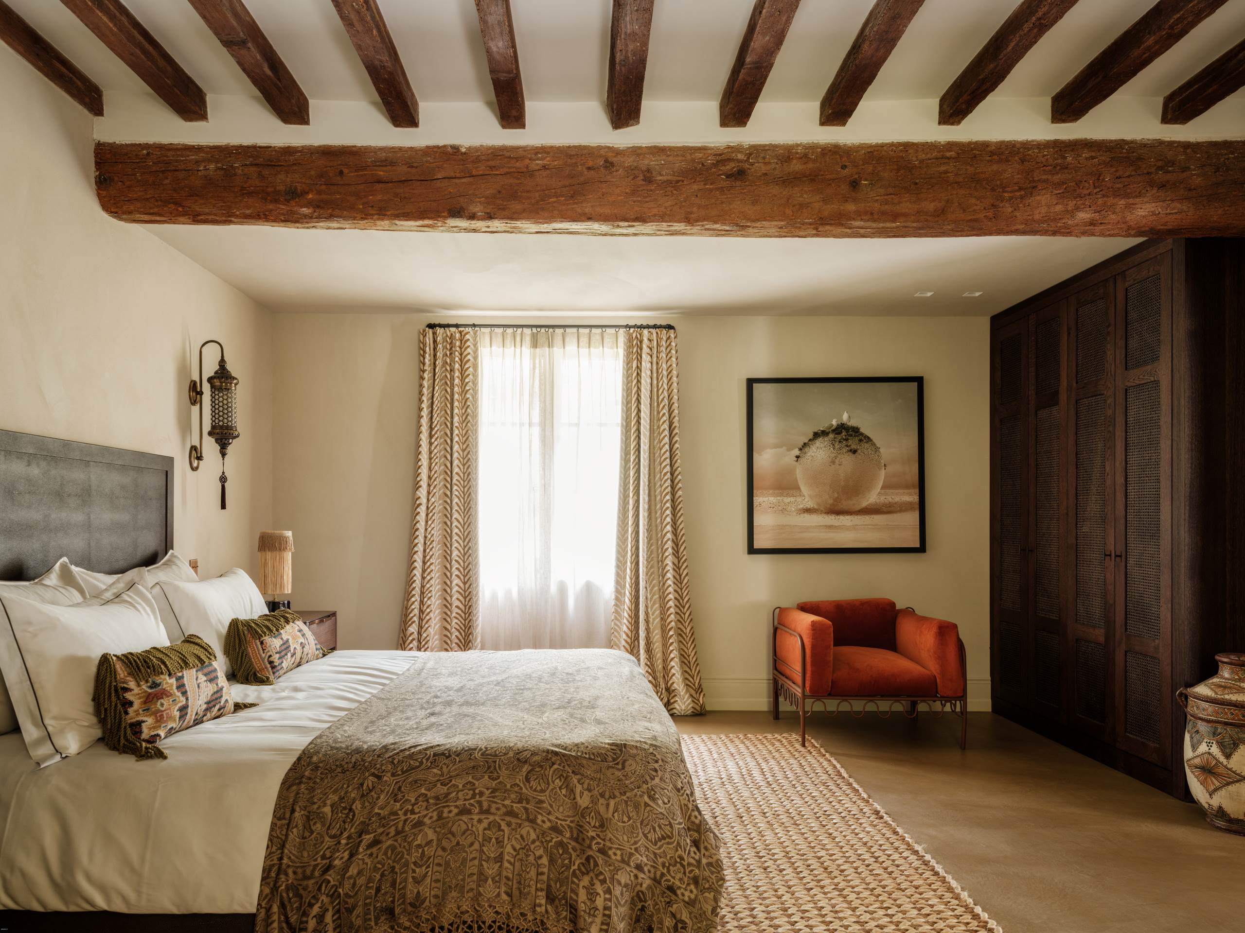 villa-cas-bedroom-stylish-elegant-serene-interiordesign-timeless-provencal-style-luxury-rental-provence