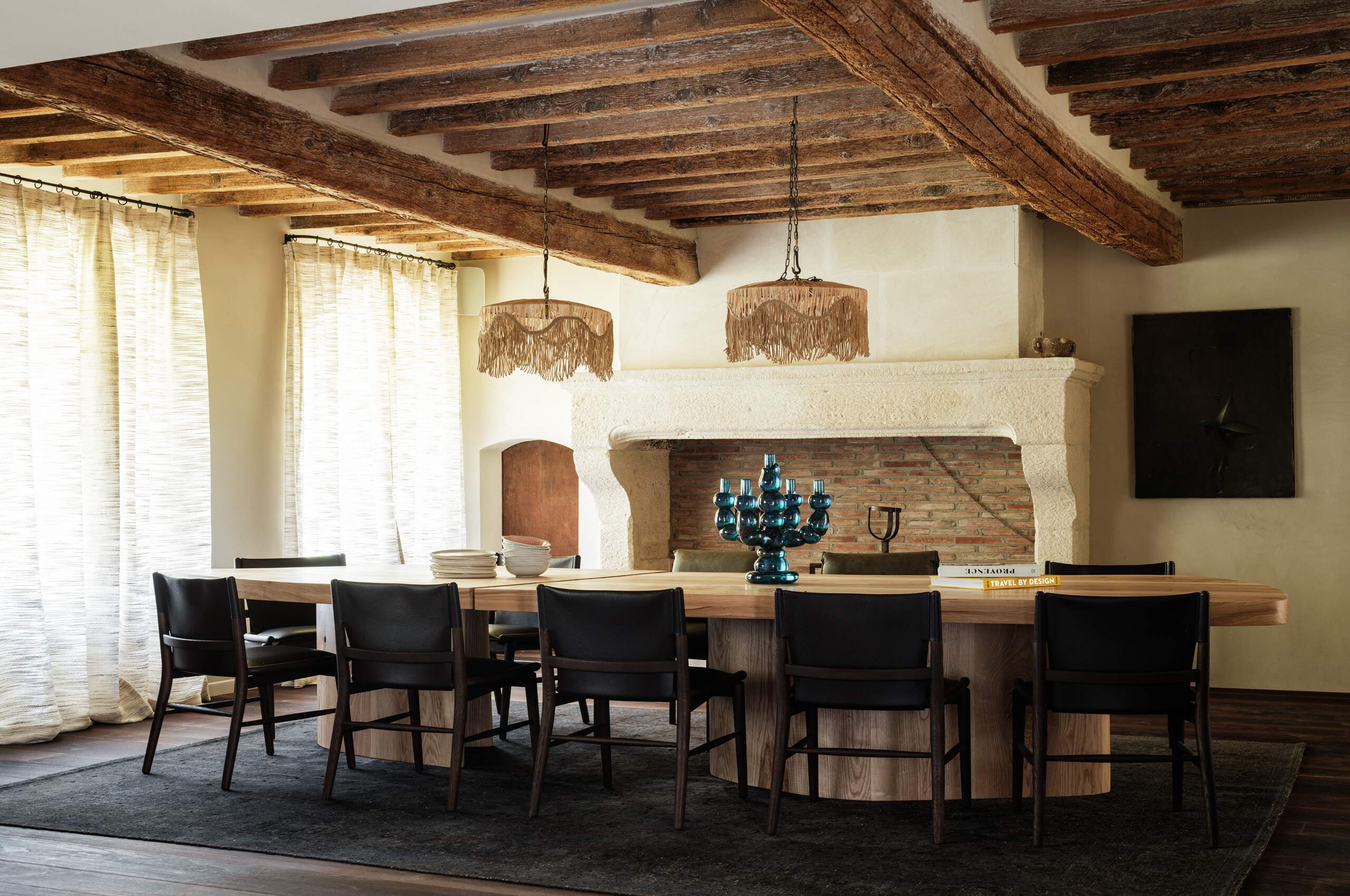 villa-cas-diningroom-elegant-stylish-unique-interior-design-modern-traditional-fusion-luxury-rental-provence