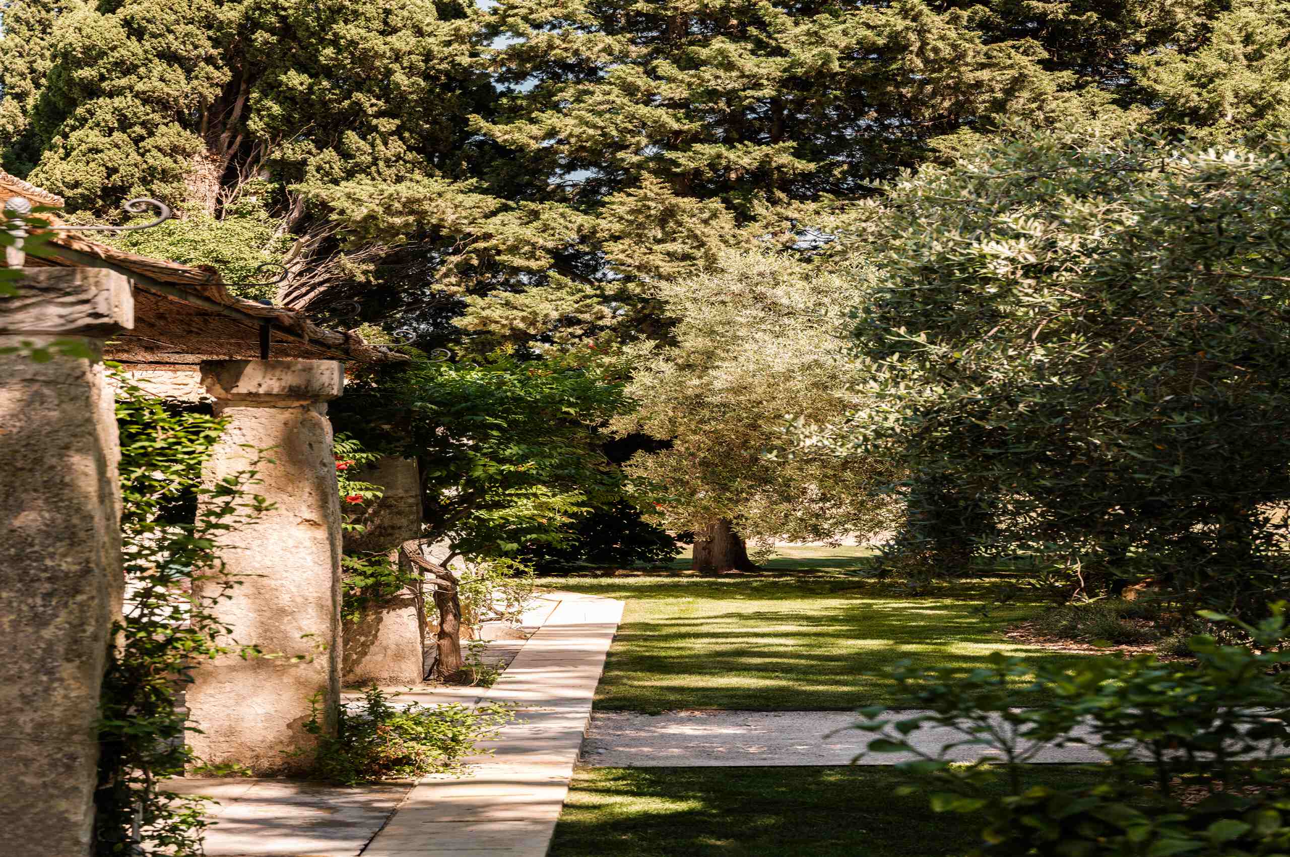 villa-cas-garden-natural-beauty-tree-lined-lush-paradise-luxury-provence