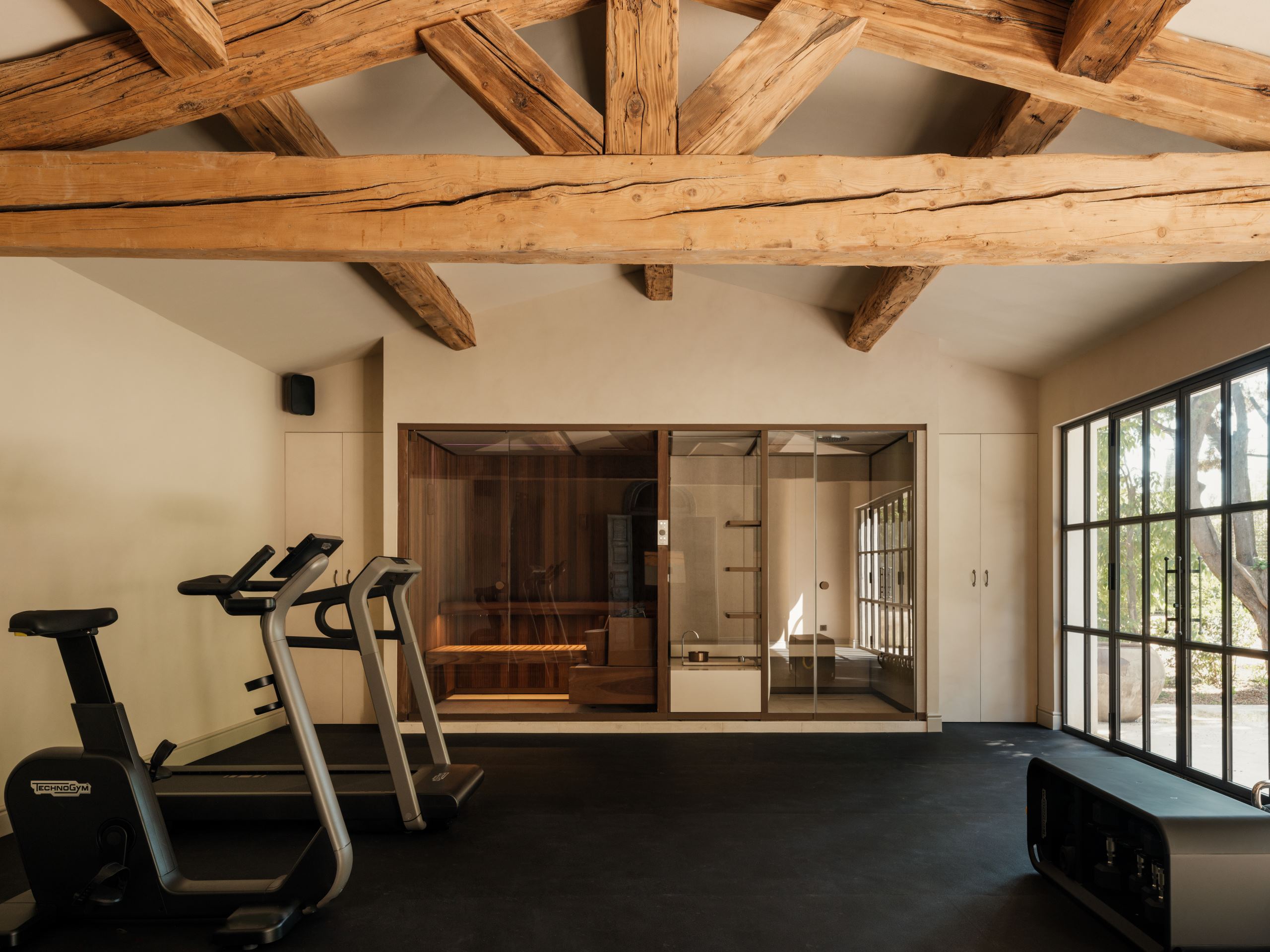 villa-cas-gym-fitness-suite-sauna-steamroom-workout-wellness-luxury-interiordesign-provence