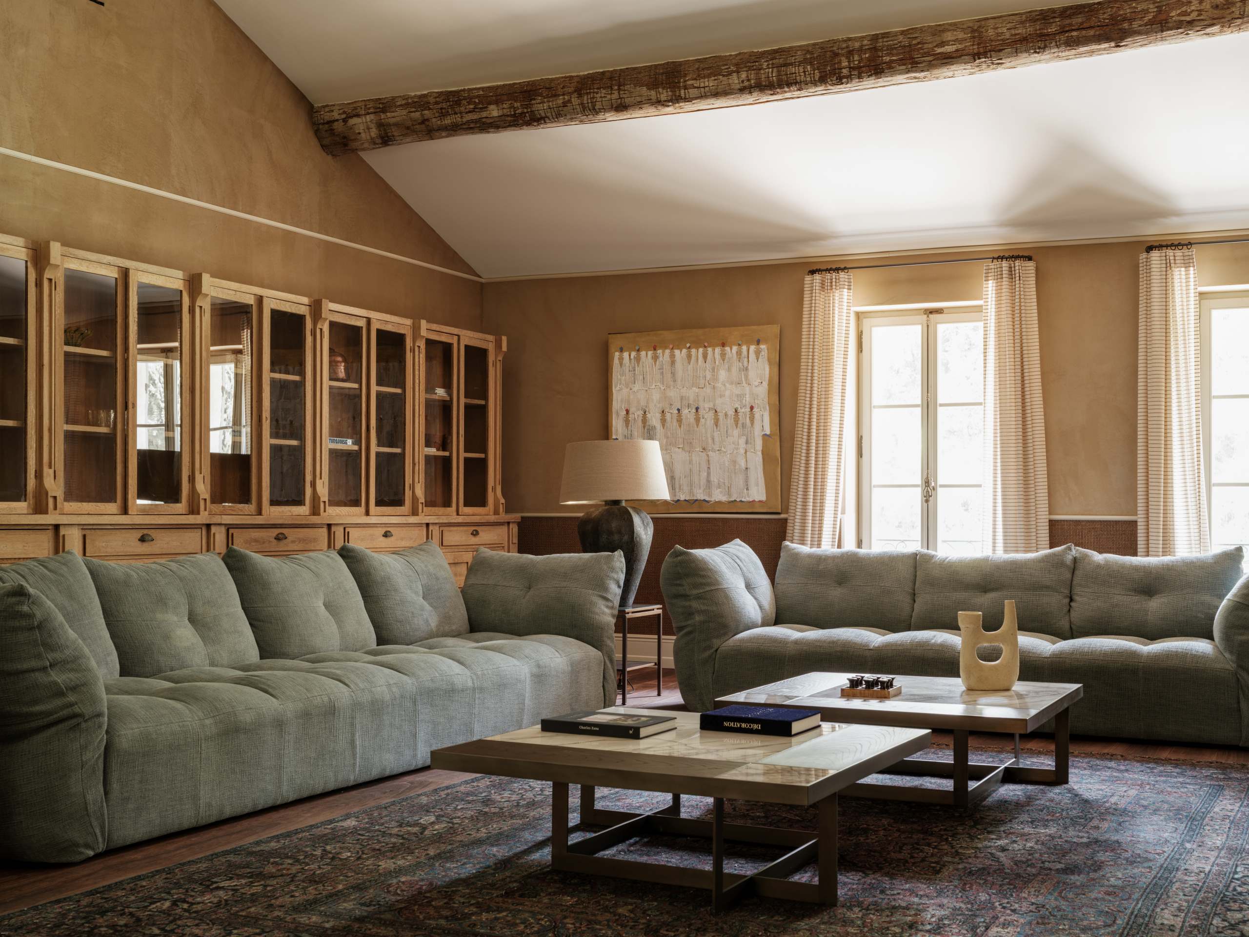 villa-cas-livingroom-spacious-modern-stylish-interiordesign-luxury-rental-provence