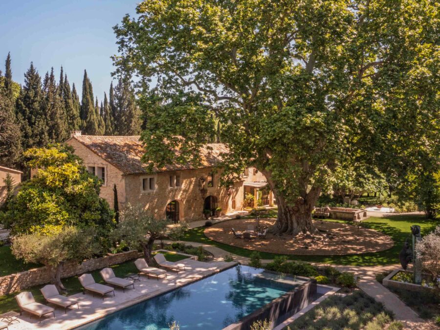 villa-cas-mainpage-exterior-summer-swimmingpool-terrace-garden-oasis-luxury-rental-property-provence