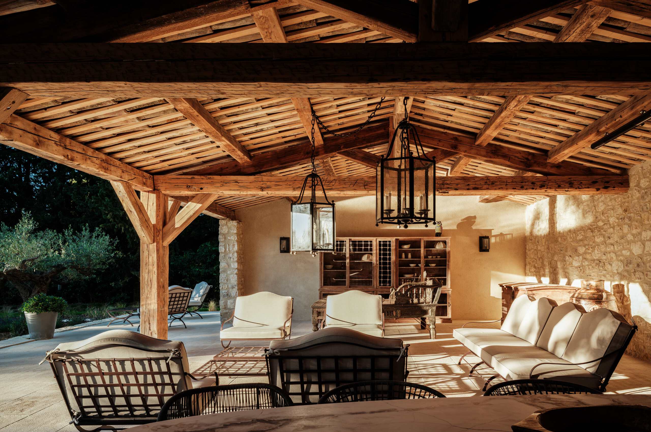 villa-cas-poolhouse-outdoor-seating-swimmingpool-traditional-provencal-charm-luxury-provence