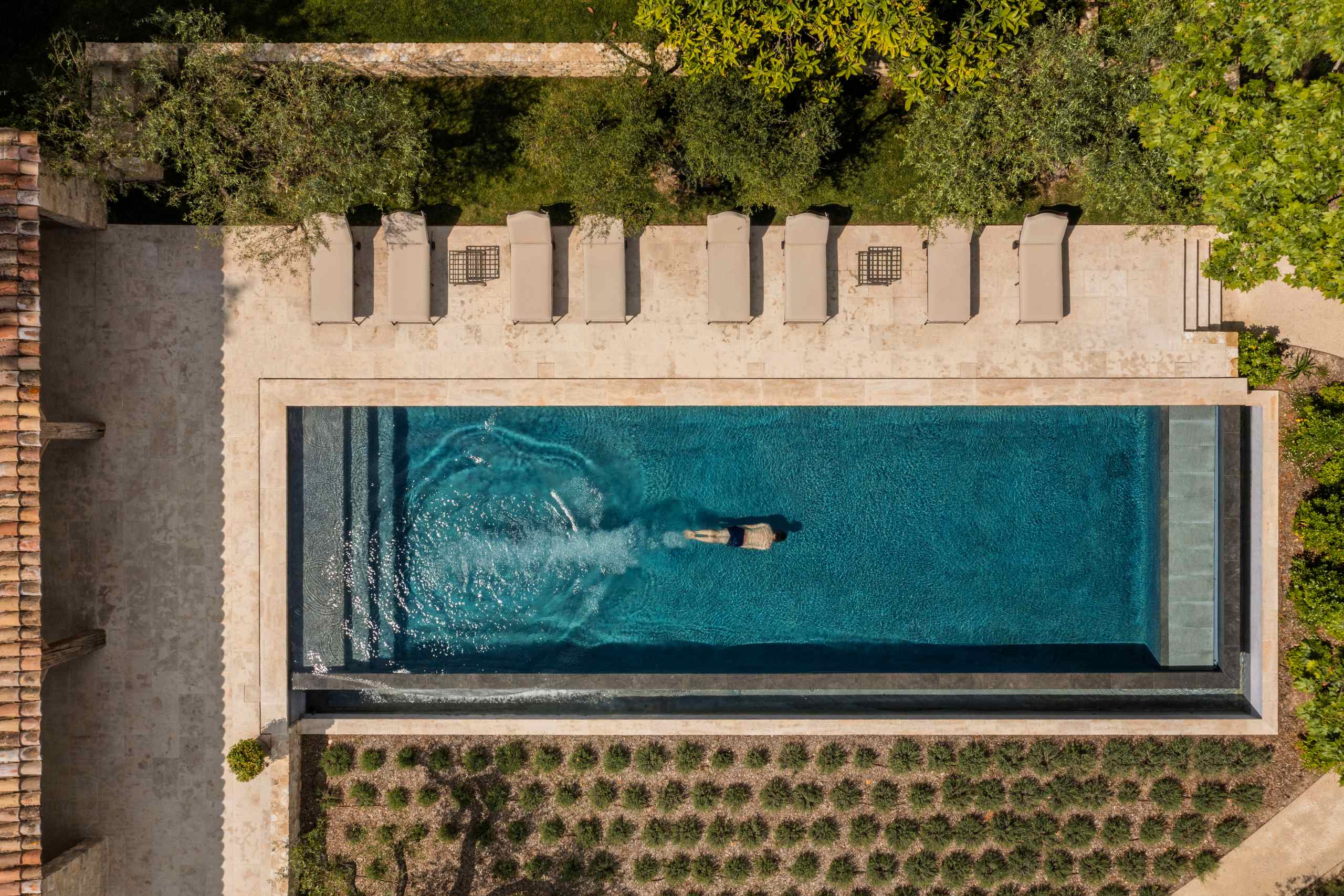 villa-cas-swimmingpool-aerial-sunloungers-poolhouse-garden-luxury-rental-retreat-provence