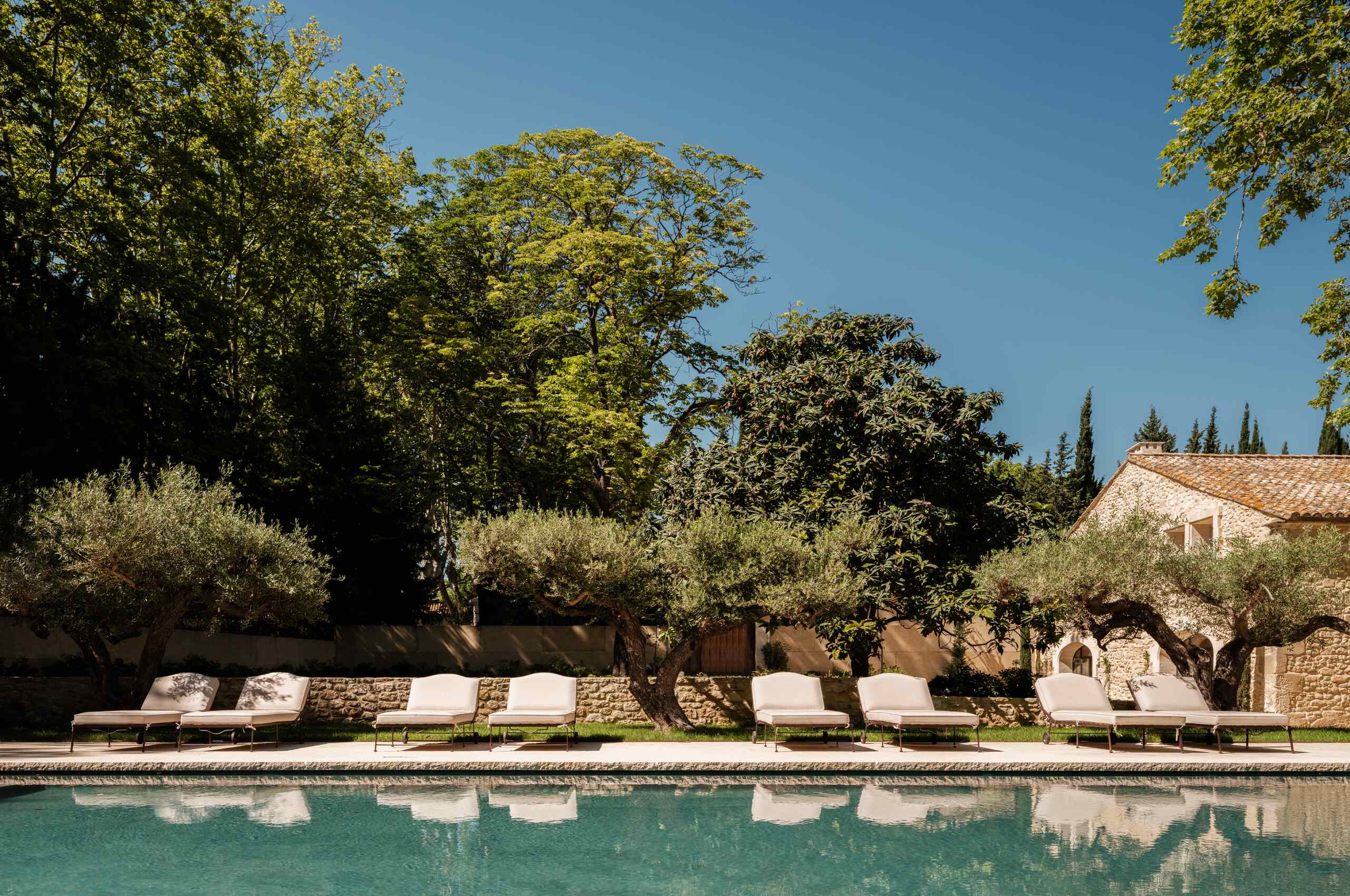 villa-cas-swimmingpool-loungers-lush-garden-peaceful-serene-retreat-luxury-rental-provence