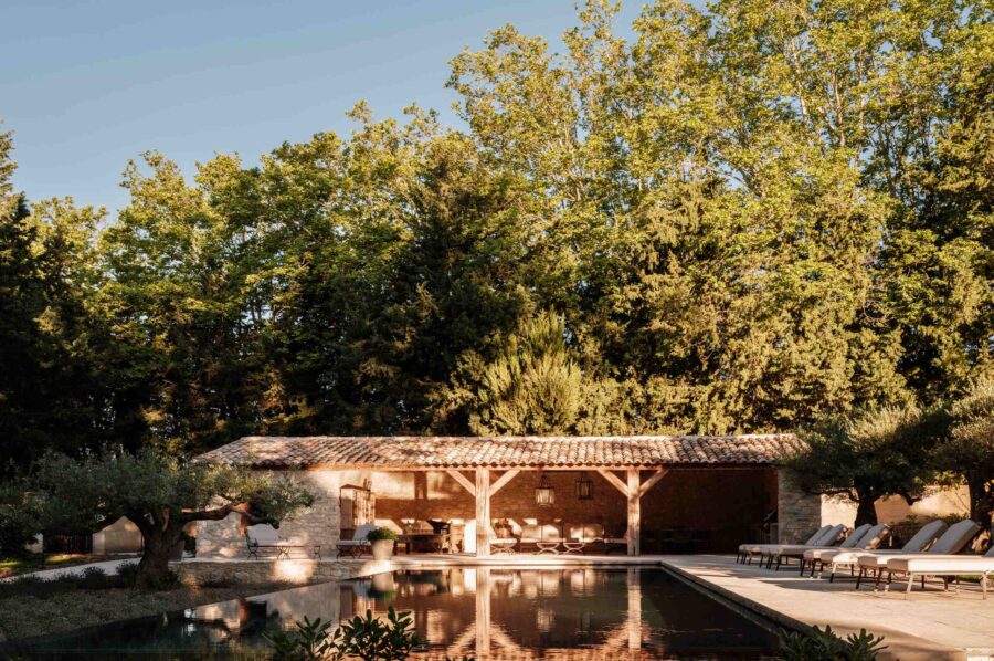 villa-cas-swimmingpool-poolhouse-outdoor-seating-lush-garden-luxury-rental-provence
