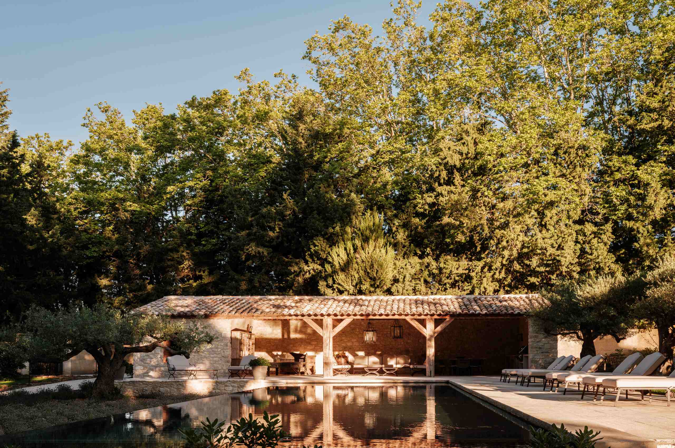 villa-cas-swimmingpool-poolhouse-outdoor-seating-lush-garden-luxury-rental-provence