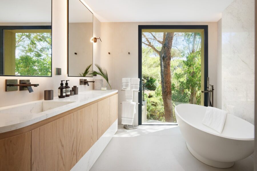 villa-casa-bathroom-bathtub-doublesink-scenicviews-stylish-modern-design-luxury-ramatuelle