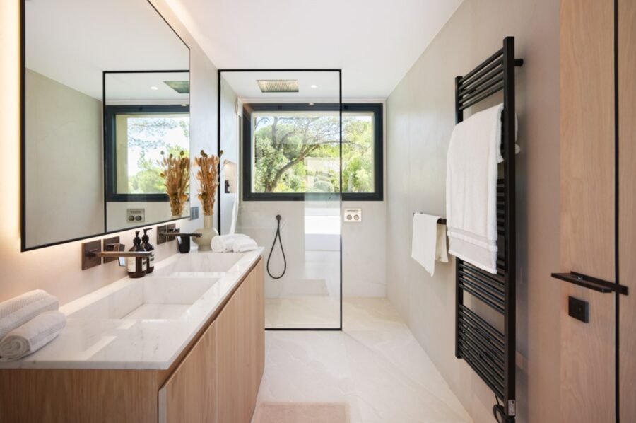 villa-casa-bathroom-doublesink-shower-elegant-stylish-modern-luxury-ramatuelle