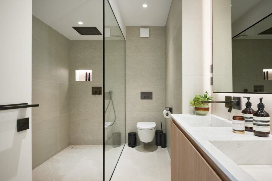 villa-casa-bathroom-doublesink-shower-modern-luxury-ramatuelle