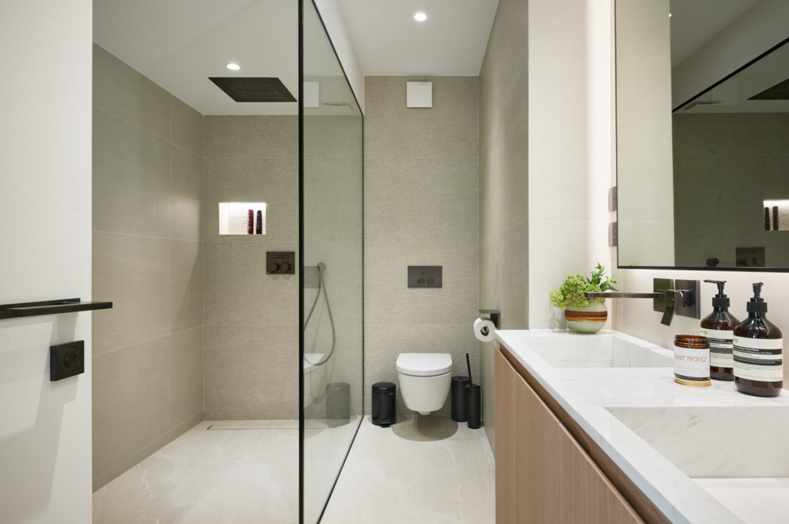 villa-casa-bathroom-doublesink-shower-modern-luxury-ramatuelle