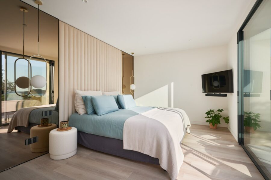 villa-casa-bedroom-balcony-bright-modern-stylish-spacious-design-luxury-ramatuelle