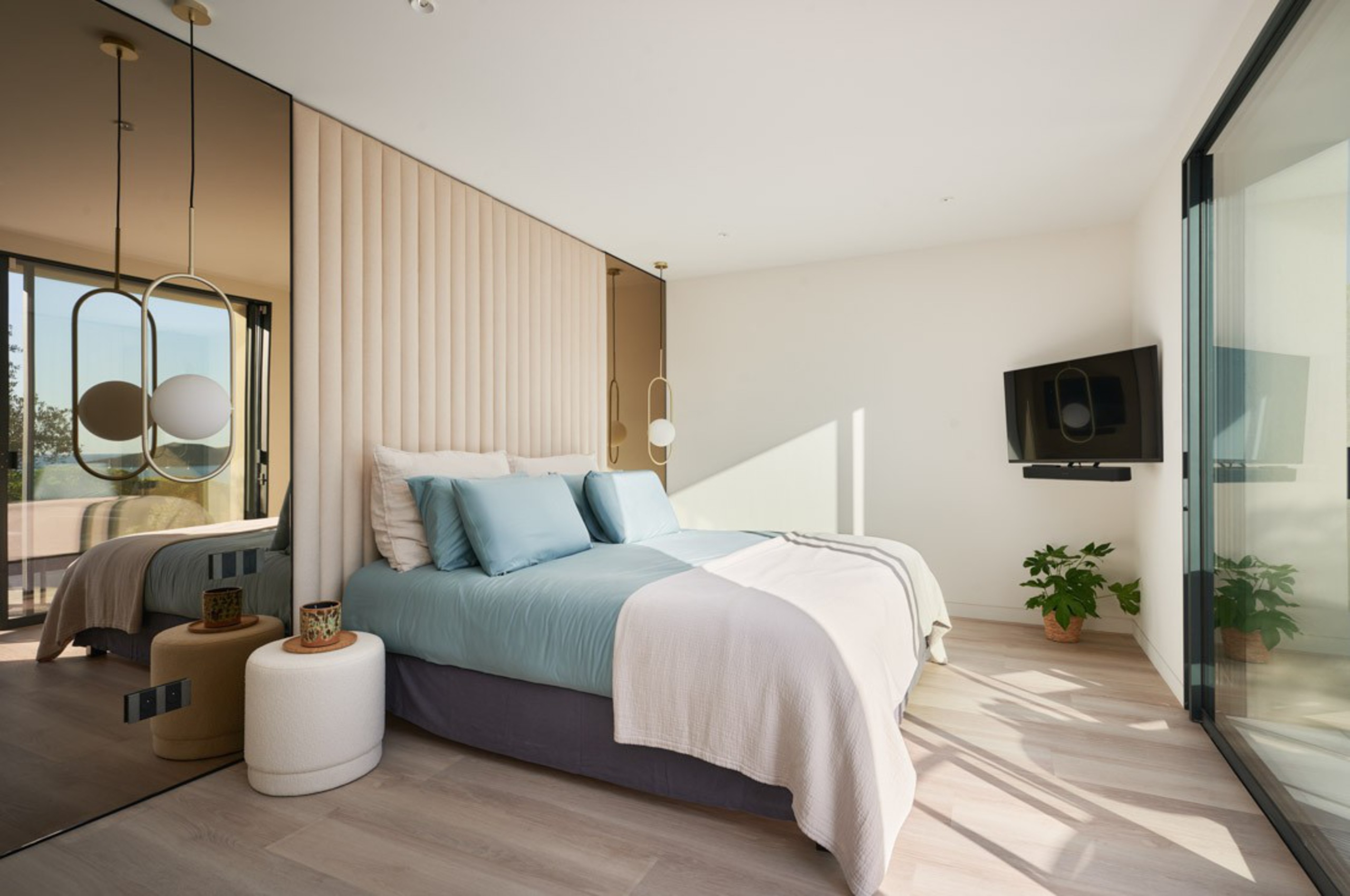 villa-casa-bedroom-balcony-bright-modern-stylish-spacious-design-luxury-ramatuelle