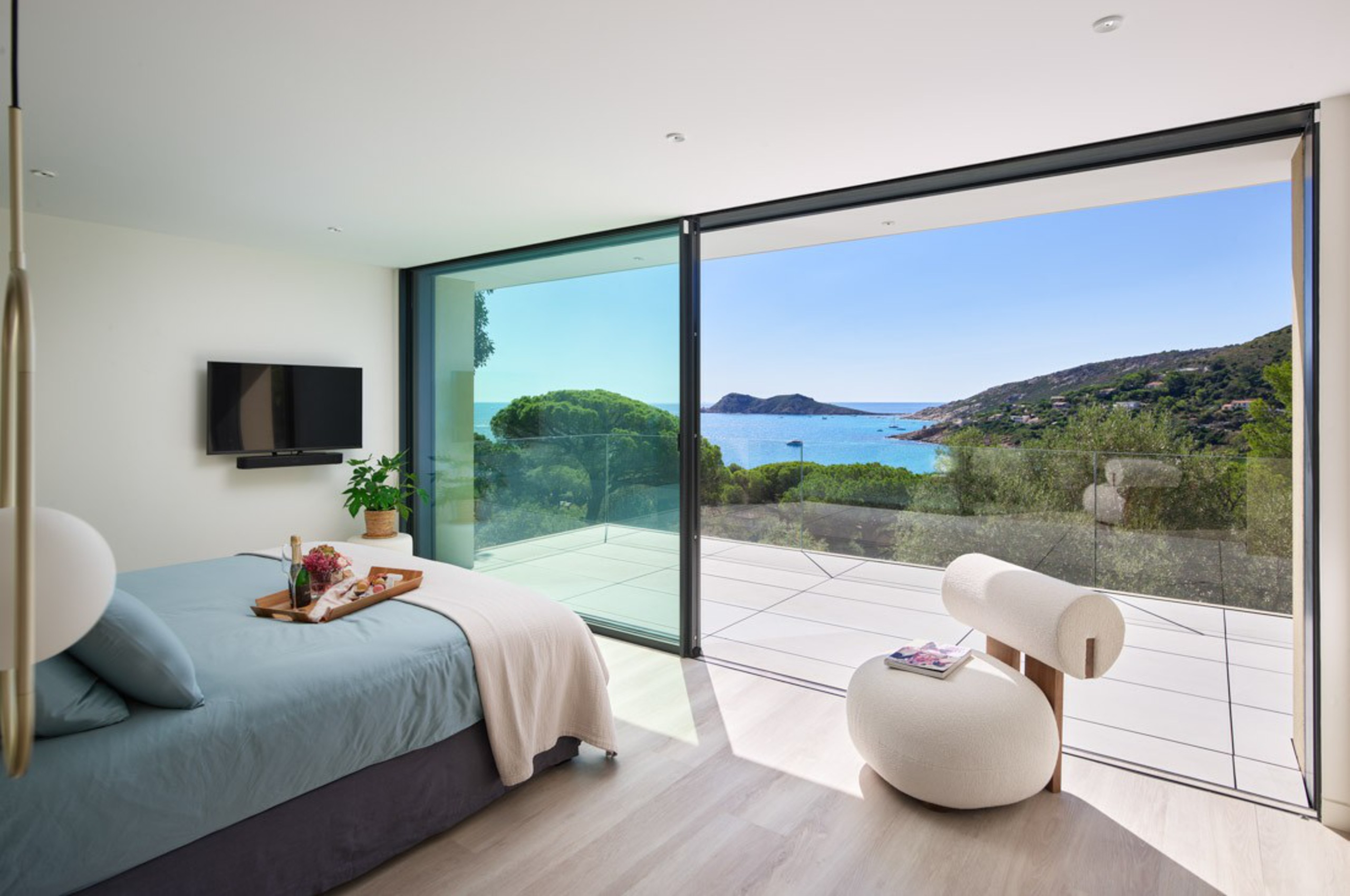 villa-casa-bedroom-balcony-terrace-stunning-seaview-elegant-stylish-luxury-design-ramatuelle