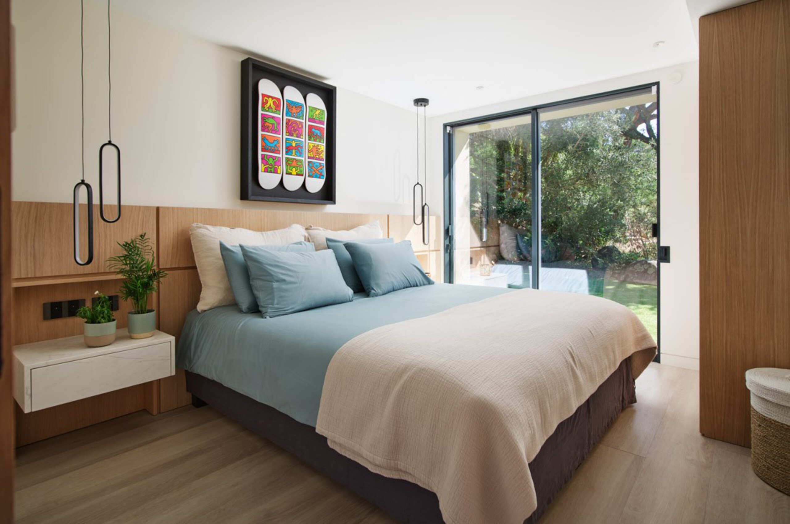 villa-casa-bedroom-garden-access-modern-elegant-bright-stylish-design-luxury-interior-ramatuelle
