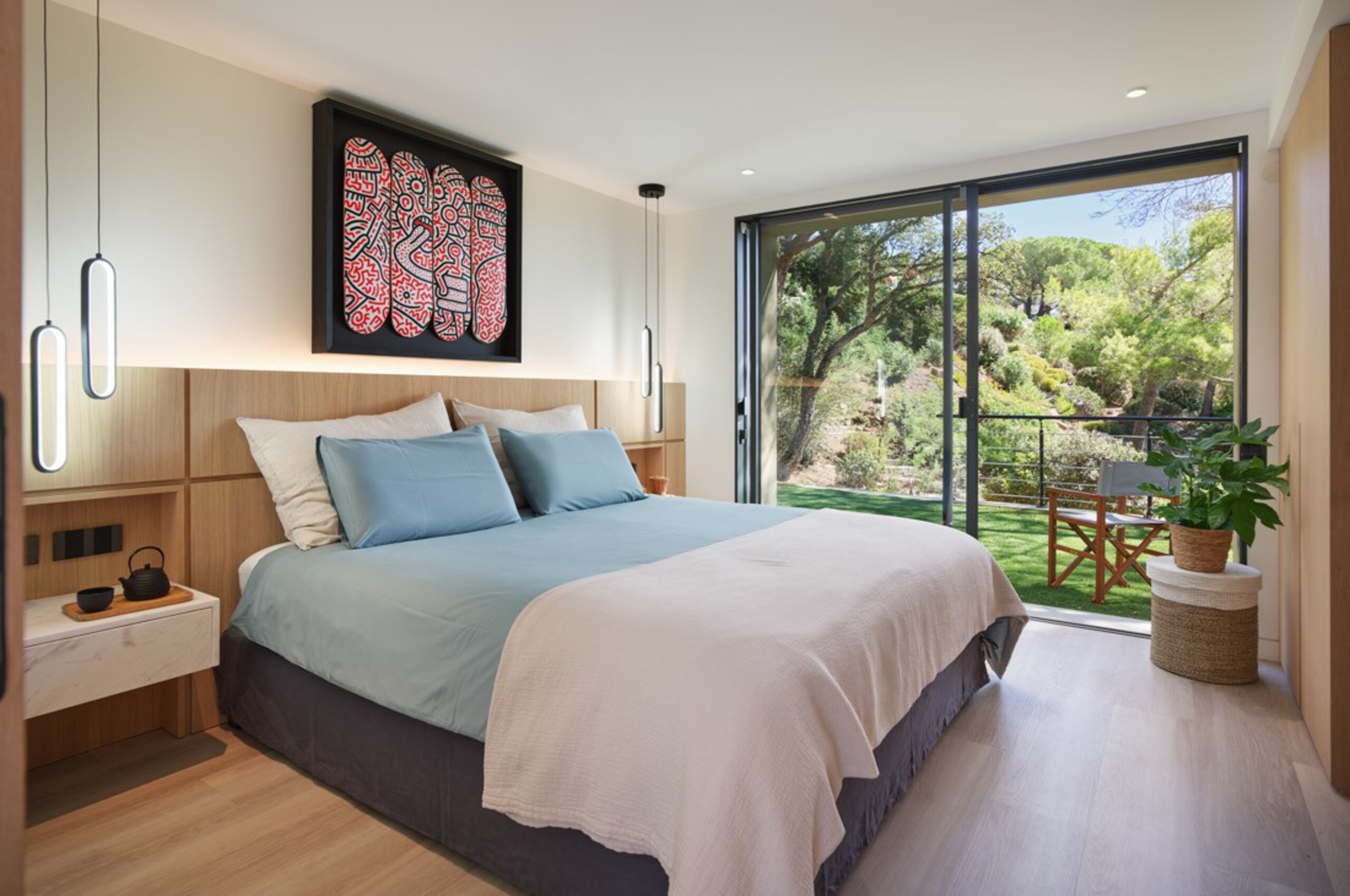villa-casa-bedroom-garden-access-scenicviews-modern-stylish-interiordesign-bright-luxury-ramatuelle