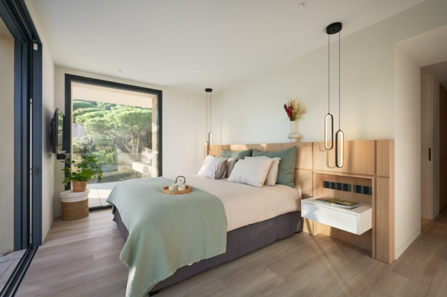 villa-casa-bedroom-scenicviews-modern-stylish-luxury-interiordesign-ramatuelle