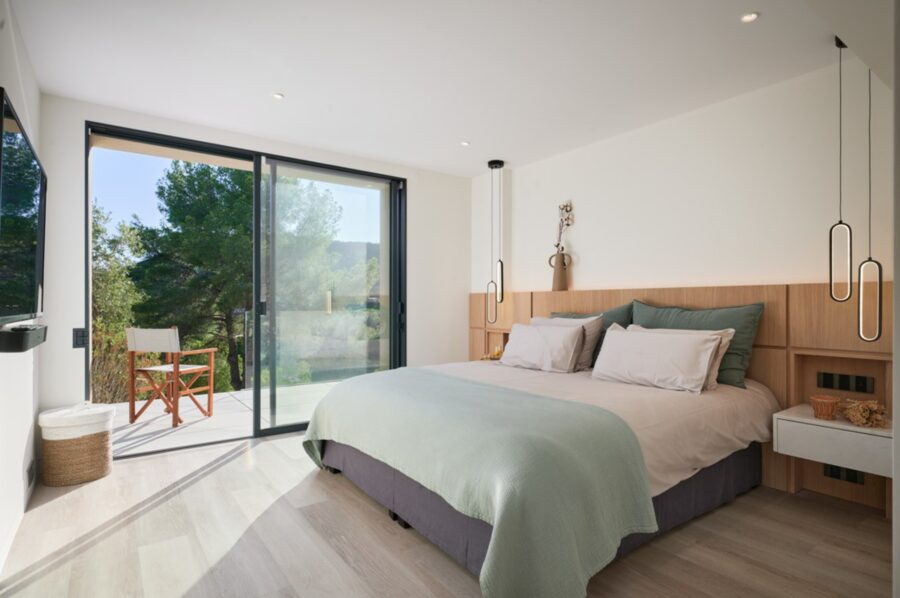villa-casa-bedroom-terrace-scenicviews-modern-elegant-design-luxury-ramatuelle