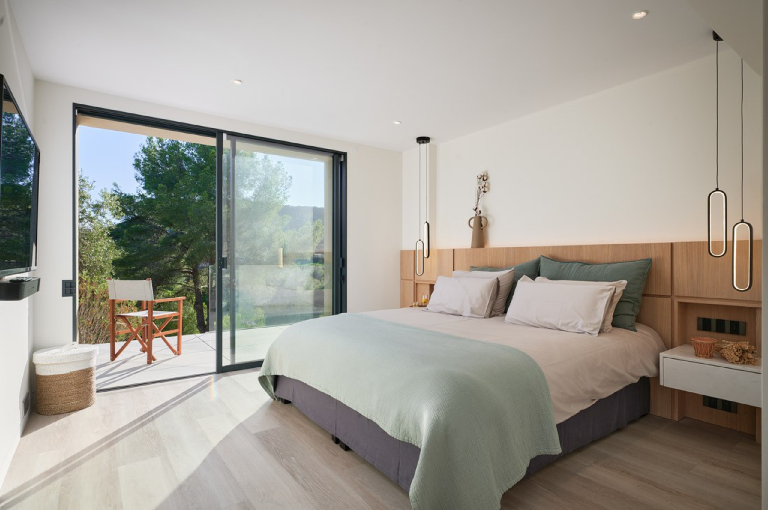 villa-casa-bedroom-terrace-scenicviews-modern-elegant-design-luxury-ramatuelle
