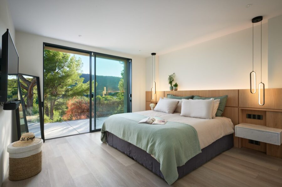 villa-casa-bedroom-terrace-scenicviews-modern-stylish-interiordesign-luxury-ramatuelle
