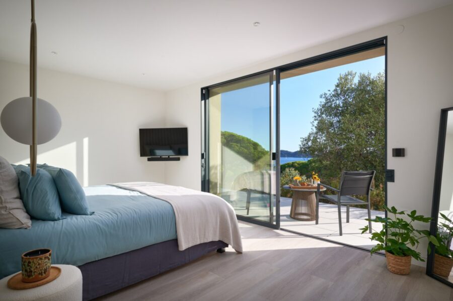 villa-casa-bedroom-terrace-seaview-modern-stylish-luxury-design-ramatuelle