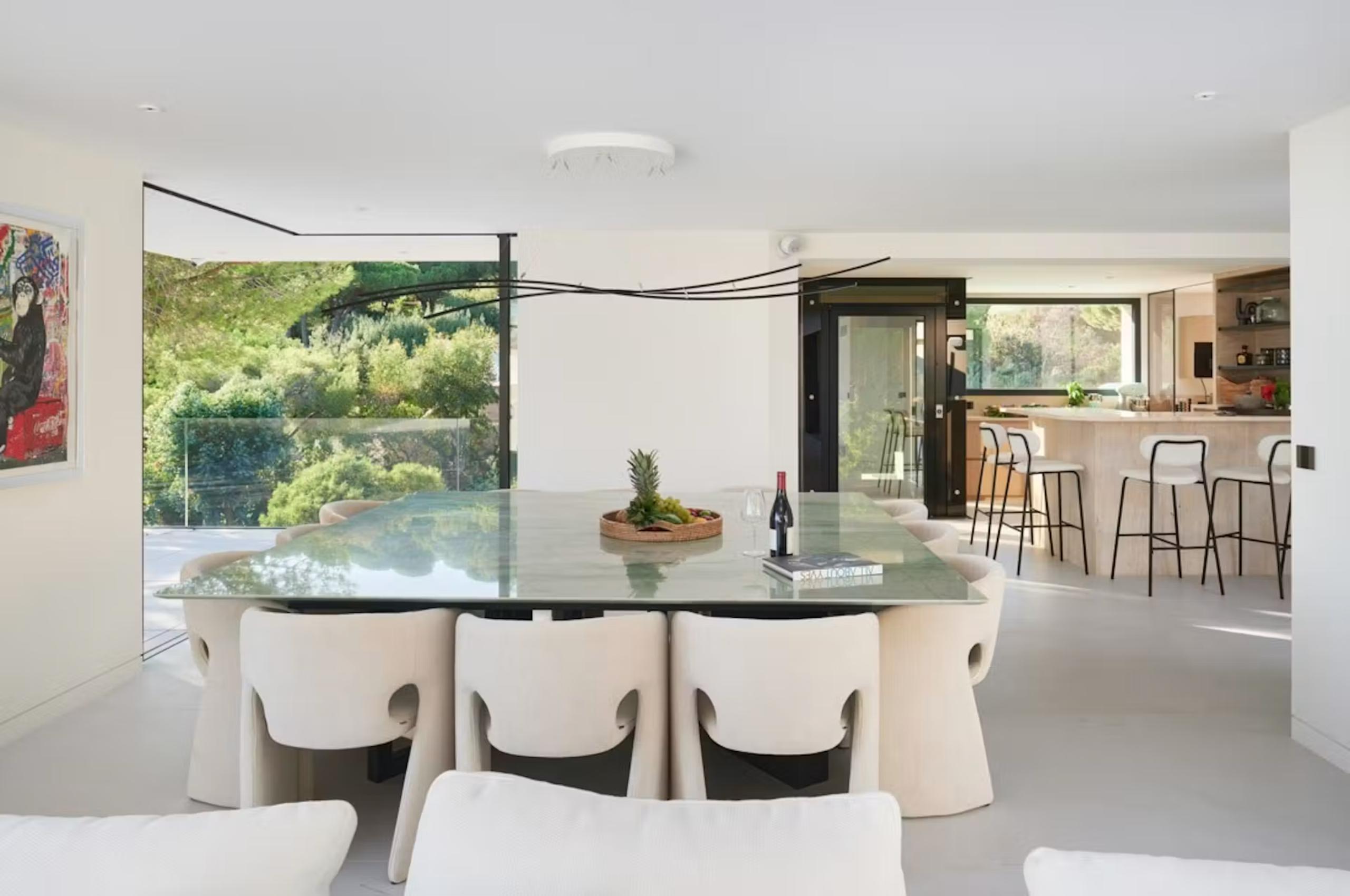 villa-casa-dining-table-openplan-modern-elegant-design-luxury-ramatuelle