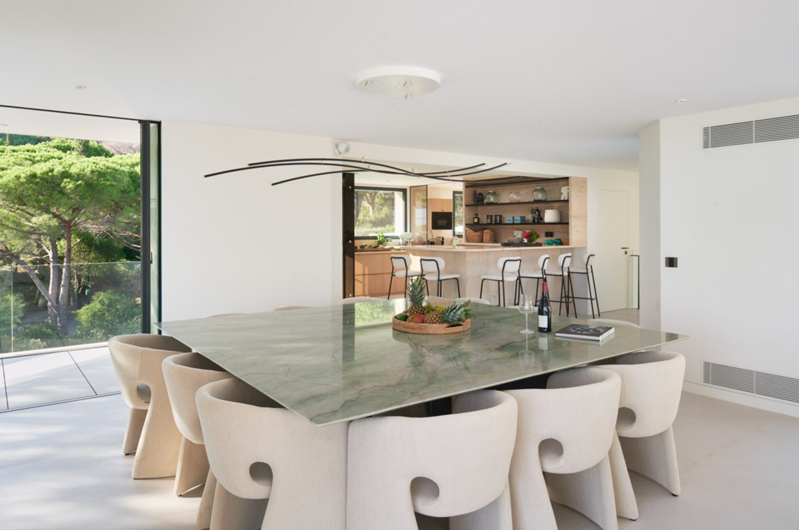 villa-casa-diningroom-kitchen-openplan-sleek-modern-design-luxury-interior-ramatuelle