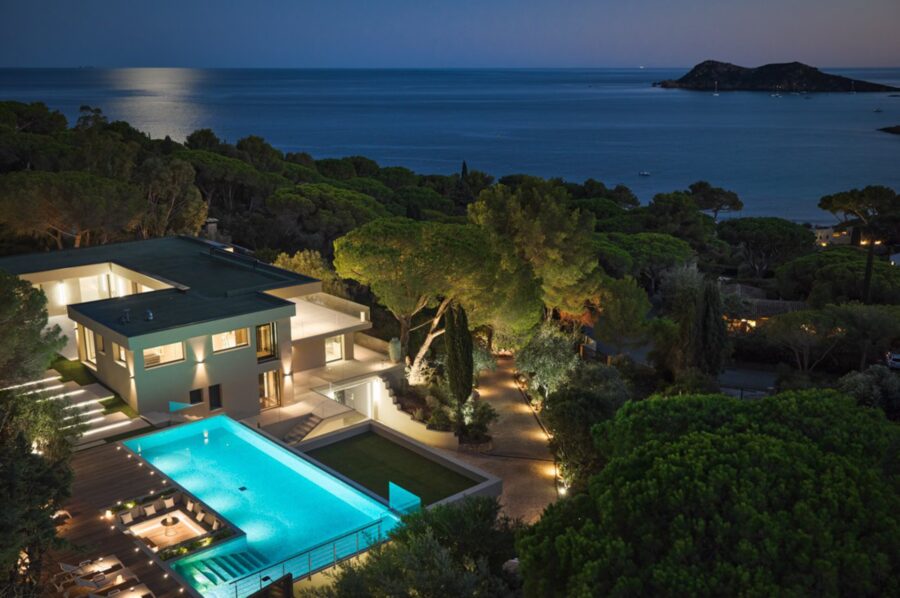 villa-casa-exterior-night-stunning-seaview-tropical-paradise-luxury-rental-retreat-ramatuelle