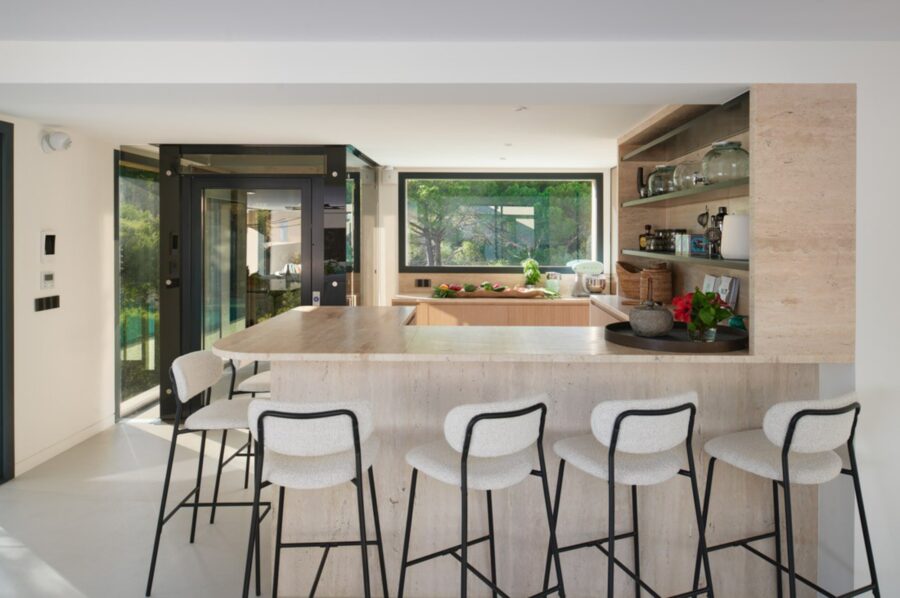 villa-casa-kitchen-breakfast-bar-sleek-modern-elegant-openplan-luxury-ramatuelle