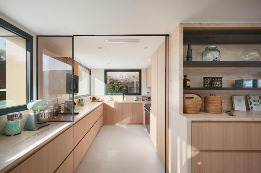villa-casa-kitchen-sleek-modern-design-luxury-ramatuelle